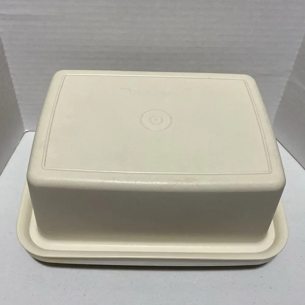 Tupperware storage container, 1 quart, Almond color base, clear top, 1255-16
